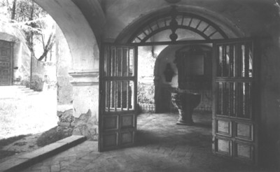 Vista de una pila bautismal en el interior de una iglesia