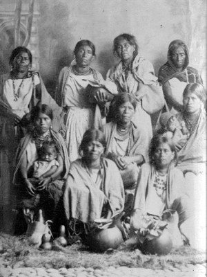 Mujeres indígenas, retrato de grupo, reprografía