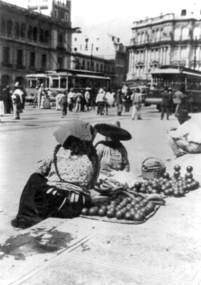Vendedoras de naranjas en el Zocalo de la ciudad de México