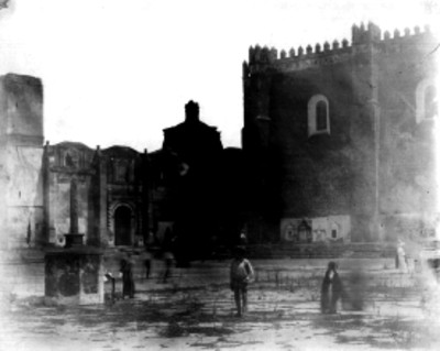 Atrio y cruz atrial de templo