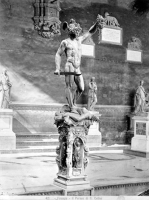 Relieve de Madonna con niño en el Palacio Blanco de Génova, Italia