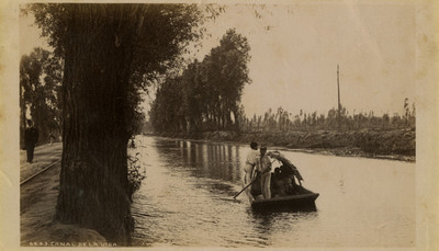 Personas en una trajinera en el canal de La Viga, "6443. Canal de la Viga"