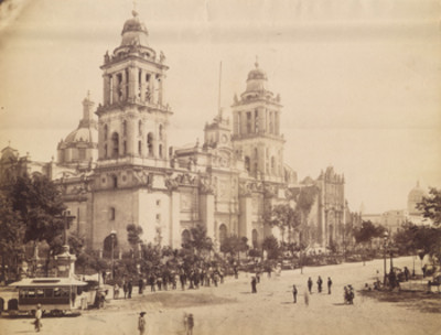 Gente frente a la Catedral de México