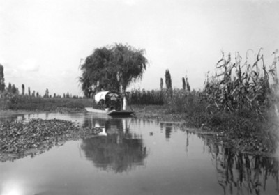 Hombre en una trajinera sobre el lago Xochimilco