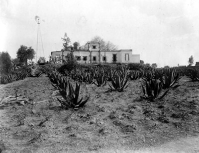 Fachada de una hacienda pulquera, panorámica