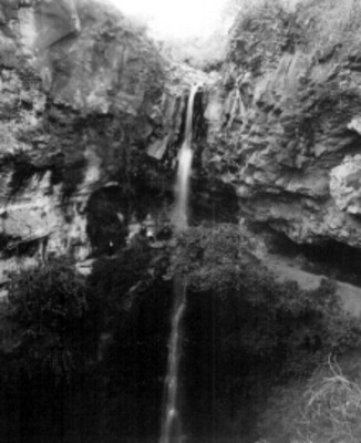 Hombres junto a una cascada