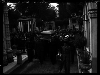 Cortejo fúnebre de la señora viuda de Leñero llegando al panteón Francés