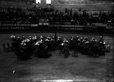 Miguel Lerdo de Tejada e hijo acompañados de la Orquesta Típica Mexicana durante un evento