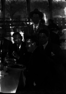 Miguel Lerdo de Tejada en la mesa de un restaurante, conviviendo con varios hombres