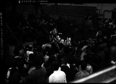 Miguel Lerdo de Tejada dirigiendo la Orquesta Típica Mexicana, durante un evento público, en un kiosko