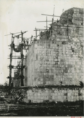 Hombres sobre andamios trabajan en la reconstrucción del Templo de los Tigres