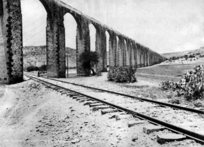 Acueducto y vía férrea, retrato