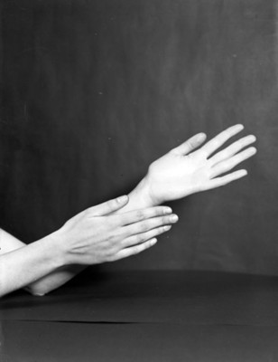 Manos de bailarina, palma y dorso, una delante de la otra