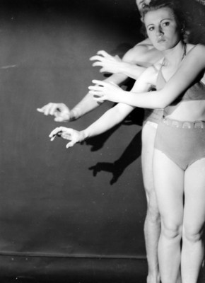 Bailarines ejecutan movimientos con las manos