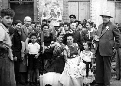 Frida Kahlo, Diego Rivera, Aurora Reyes, Concha Michel y otras personalidades en la inauguración de los murales en la pulquería La Rosita en Coyoacán