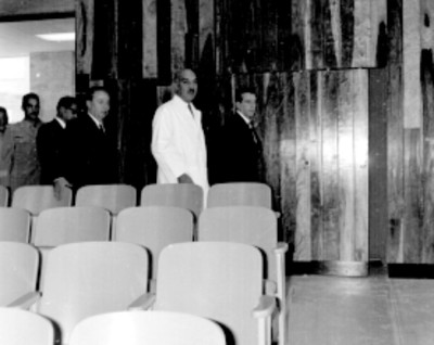 Adolfo López Mateos, Benito Coquet, José Alvarez Amézquita y medicos en el auditorio de la clinica del IMSS Unidad Revolución durante su inauguración