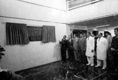 Adolfo López Mateos develando una placa acompañado por su comitiva, durante la inauguración de una clinica del IMSS