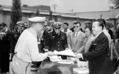 Carlos Lazo Barreiro entrega titulo a Policía de Caminos, durante una ceremonia