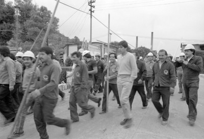 Obreros caminan por calle, fábrica de papel de San Rafael