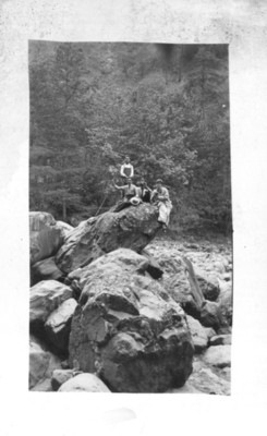 Grupo de jóvenes sentados en una peña