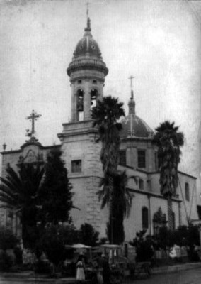 Campanario y cúpula de una iglesia, vista exterior