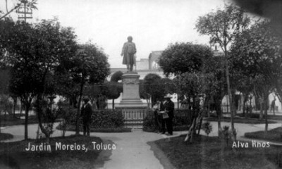 Vista del Monumento a Morelos en un jardín