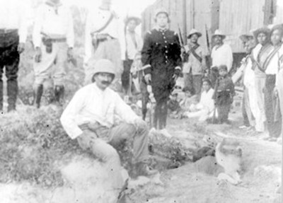 Revolucionarios reunidos junto a vagones de ferrocarril, retrato de grupo