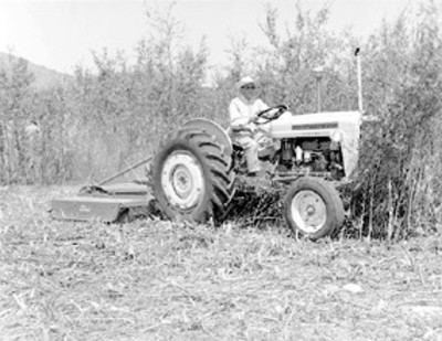 "Pag. 144. Enseñanza Técnica" manejo de tractor, marca Ford