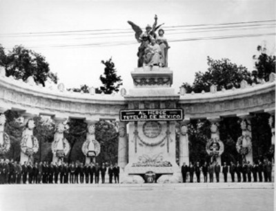 Gustavo Díaz Ordaz y miembros de su gabinete hacen guardia en el monumeno a Juárez