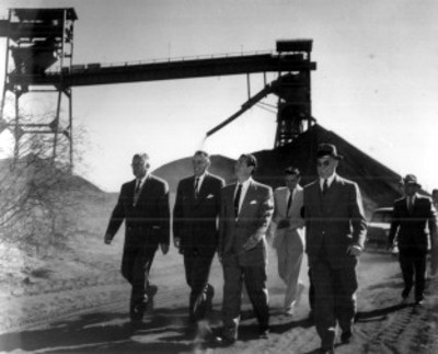 El candidato presidencial del PRI Adolfo López Mateos y comitiva visitan las instalaciones del Cerro del Mercado, Durango