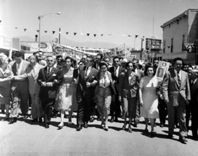 El candidato Adolfo López Mateos con comitiva de gira electoral recorre las calles de Ensenada