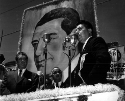 Adolfo López Mateos escucha discurso durante su campaña
