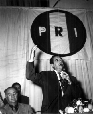 Adolfo López Mateos pronuncia discurso durante su campaña electoral