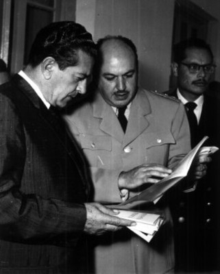 Adolfo López Mateos conversa con funcionario durnate su campaña