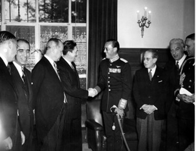 Miguel Alemán saluda a Bernardo, principe de Holanda