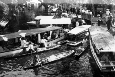 Gente abordo de trajijneras en Xochimilco