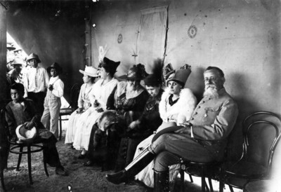 Venustiano Carranza acompañado de su esposa y otras mujeres, retrato de grupo