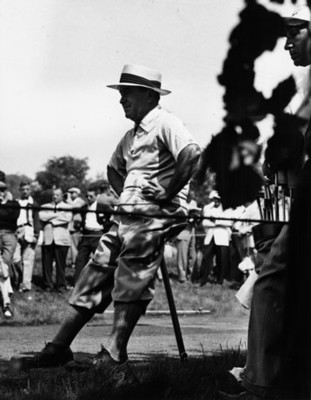 Hombre junto a palos de golf