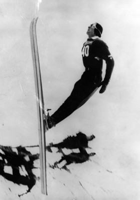 Esquiador realiza un salto durante competencia