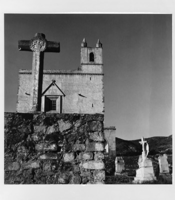 Cruz atrial y vista parcial de la fachada de la iglesia de San Andrés Apóstol, exconvento de Epazoyucan