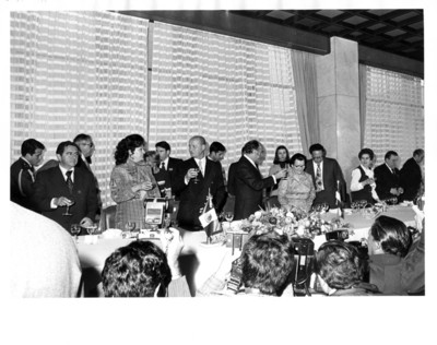 José López Portillo y Pal Losonczi, brindan durante comida efectuada en la SRE