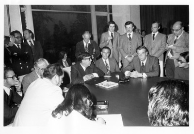 Santiago Roel ofrece conferencia de prensa en el aeropuerto