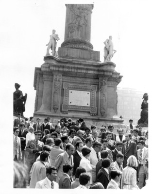 Adolfo Suárez y sus acompañantes rodeados de personas en las escalinatas del Monmento a la Independecia