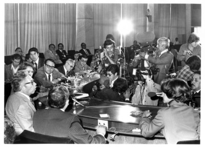 Gustavo Díaz Ordaz ofrece entrevista a reporteros y periodistas en interior de la Secretaría de Relaciones Exteriores