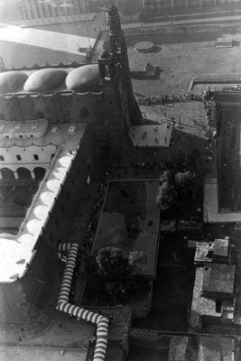 Personas formadas en fila para la obtención de pasaporte en la Secretaría de Relaciones Exteriores