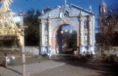 Gente en una calle frente al convento