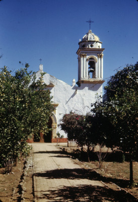 Iglesia, fachada, vista parcial