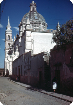 Gente deambula en una calle junto al convento