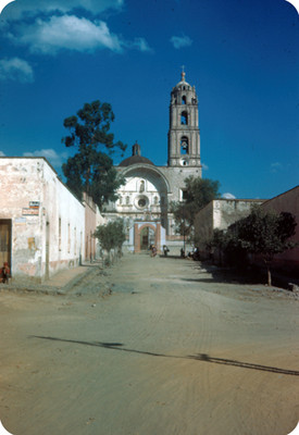 Iglesia, lado oeste, vista frontal