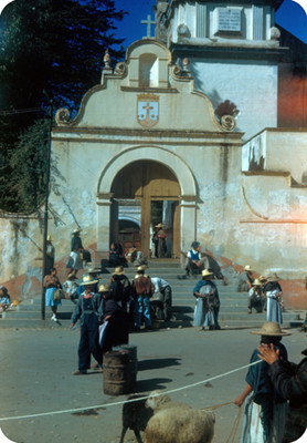 Gente deambula frente al Templo del Carmen, lado sur